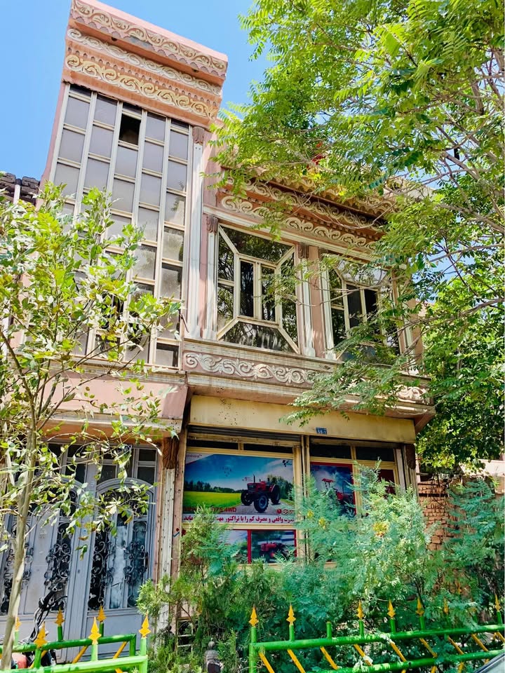 ملک تجارتی سه طبق فروشی